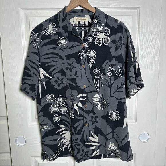 Tommy Bahama Men's Medium 100% Silk Button Down Hawaiian Shirt Floral Black Gray - Picture 2 of 12